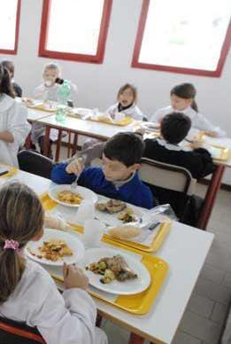 Costretti a mangiare alla mensa a scuola Mamme infuriate 