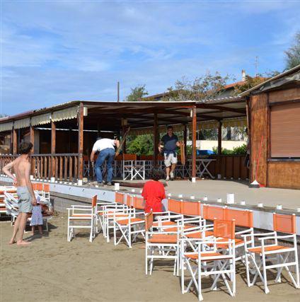 Tromba d’aria dal mare scoperchia un bagnetto 