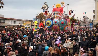 I carristi alla Fondazione: «Posticipate il Carnevale» 