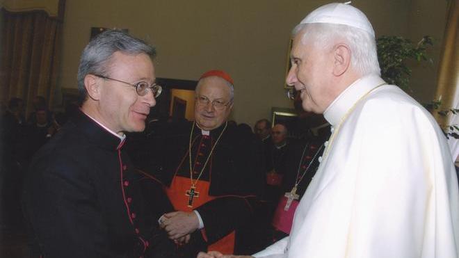 Scandalo in Vaticano, il maggiordomo del Papa coinvolge il vescovo di Carpi. &quot;Sconvolto e dispiaciuto, ma pronto a difendermi&quot; 
