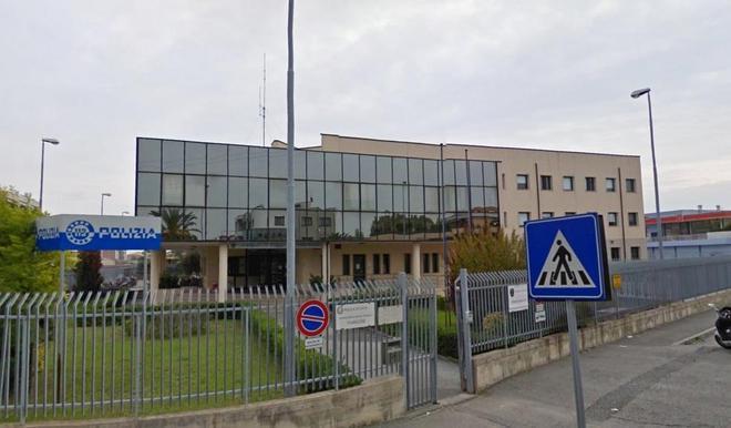 Ladri di biciclette in azione in centro città 