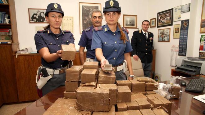 Fermati in autostrada con 82 chili di hashish: arrestati due corrieri