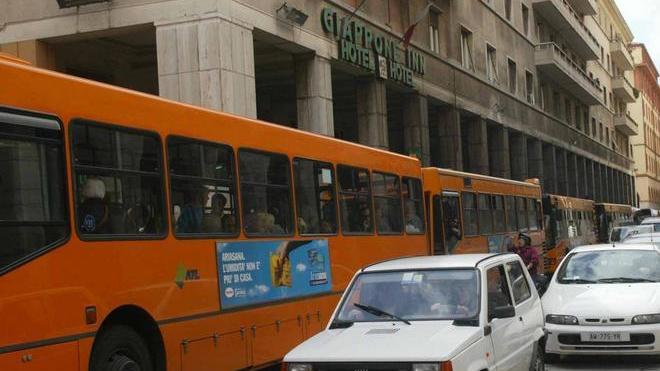 Iscritti e simpatizzanti Pd «No al cordolo in via Grande»