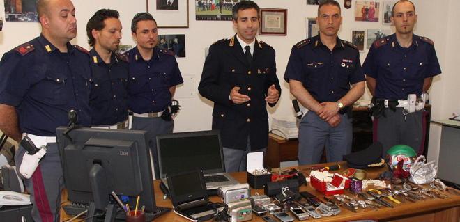 In mostra collane e anelli rubati nelle case 