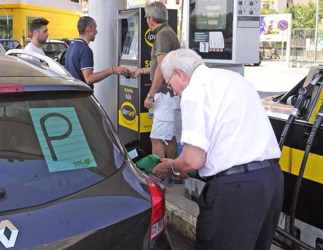 Comincia a calare il prezzo della benzina 