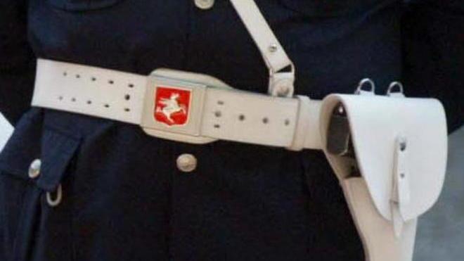 Vigile punta la pistola dentro una pizzeria