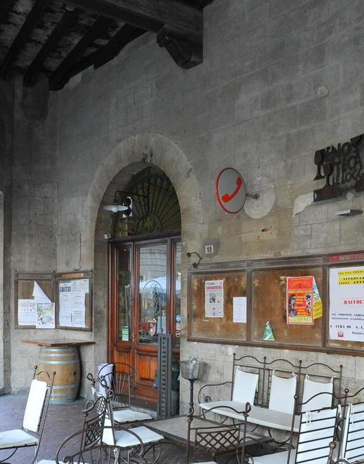 Il Comune ordina «Entro tre mesi la cappa per i fumi» 