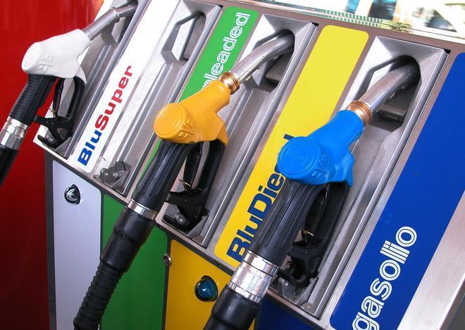 Benzina a sconto: scende sotto 1,8 a litro 