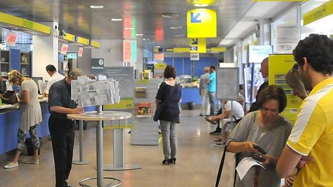 Poste, sospese le chiusure degli uffici