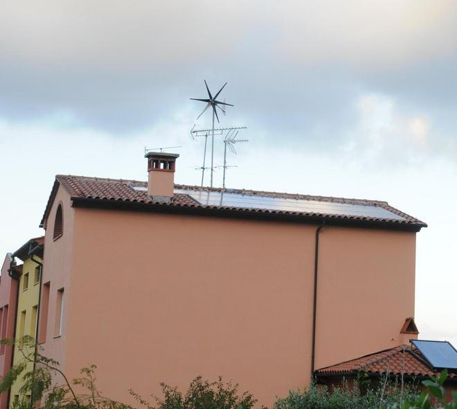 Una pala eolica sul tetto di casa 