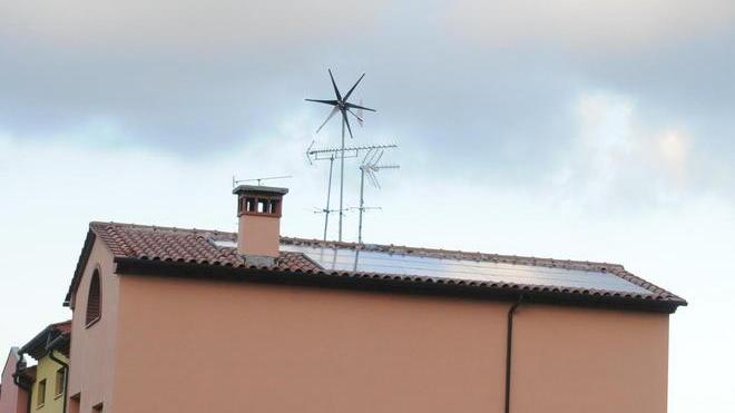 Una pala eolica sul tetto di casa