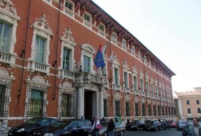 Serpente in cucina a casa del prefetto È caccia al rettile