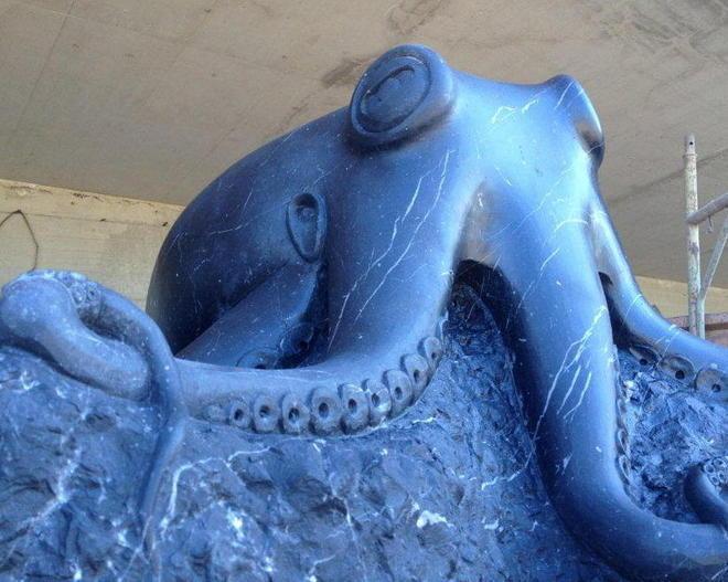 Nel mare di Patresi una statua in onore del polpo Paul 
