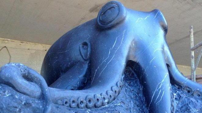 Nel mare di Patresi una statua in onore del polpo Paul