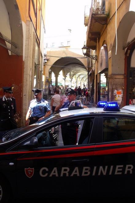 Sulla sedia a rotelle spacciava in piazza delle Vettovaglie: arrestato 