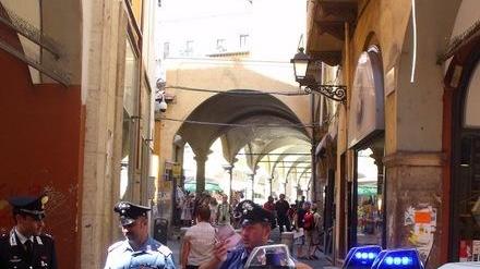 Sulla sedia a rotelle spacciava in piazza delle Vettovaglie: arrestato