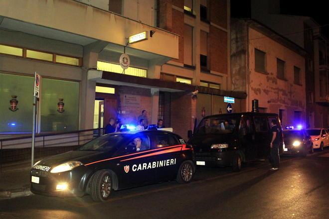 Picchiato da tre ladri che rubano nella casa accanto alla sua 