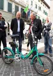 Una bici elettrica in regalo al sindaco 