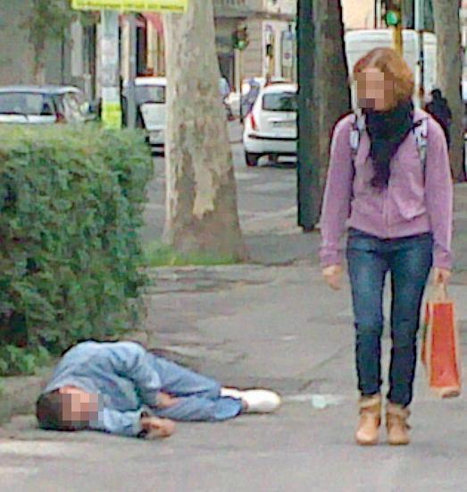 Dorme per strada in pieno giorno