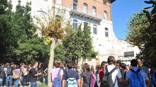 Giudice ferma Ceccherini, l’Isis Foresi rimane senza dirigente scolastico
