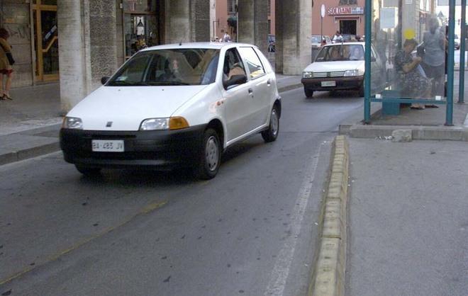 «No al cordolo in via Grande» E scatta la raccolta di firme
