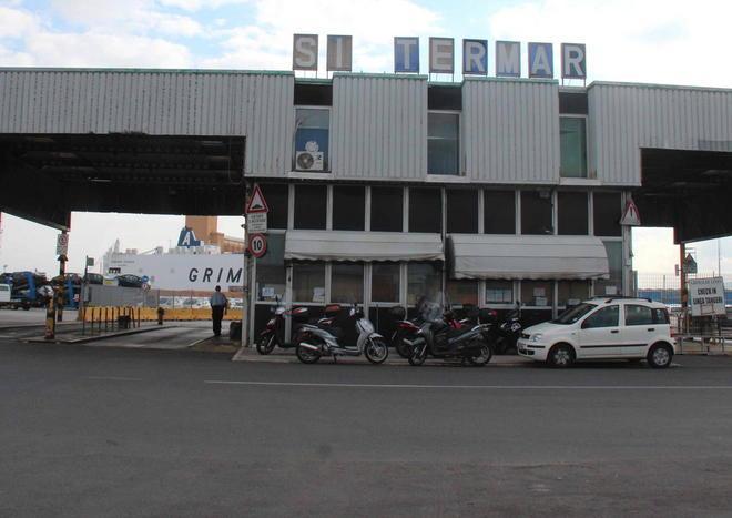 «O arrivano gli stipendi o blocchiamo il porto» 