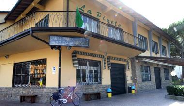 Rapinato e legato con 3 clienti nel suo bar 