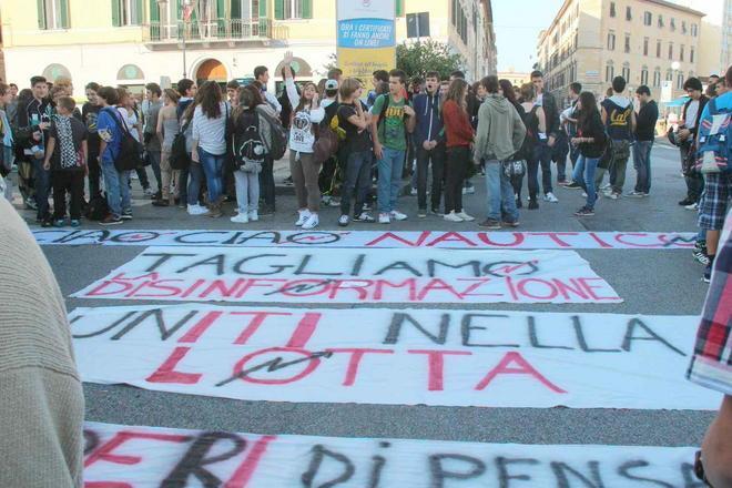 Studenti in piazza, lancio di uova contro le banche 