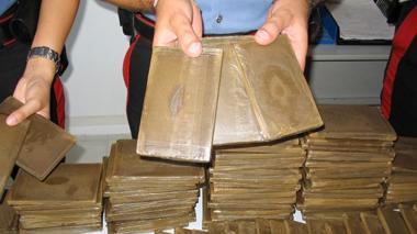 82 chili di hashish in auto: arrestati due corrieri
