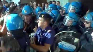 Gli studenti tornano in piazza, scontri con la polizia