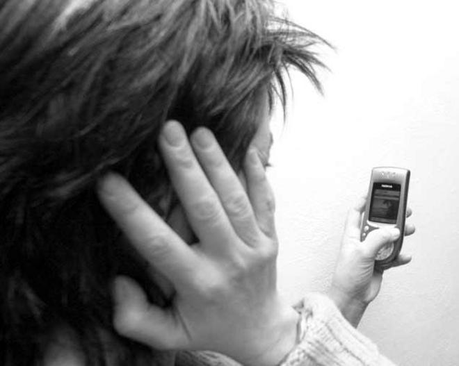 Telefonate anonime e avances, denunciato per molestie 