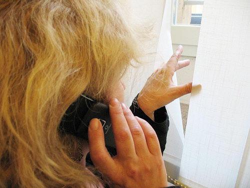 Telefonate anonime e avances, denunciato per molestie 