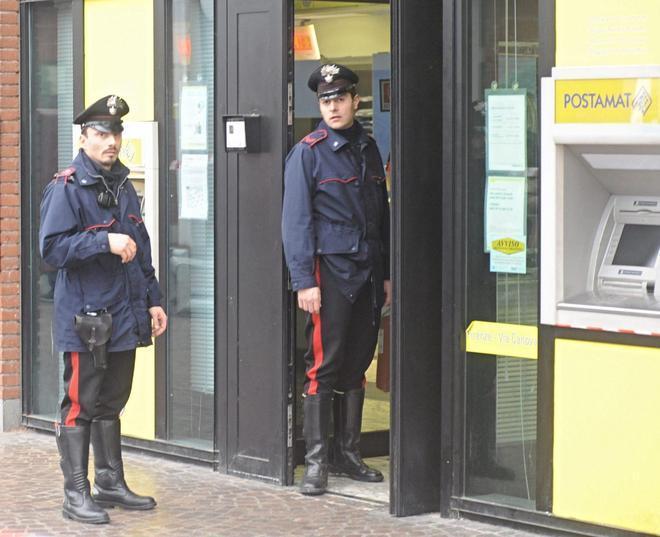 Banditi con il trincetto rapinano l’agenzia di Lappato della CdR Lucca 