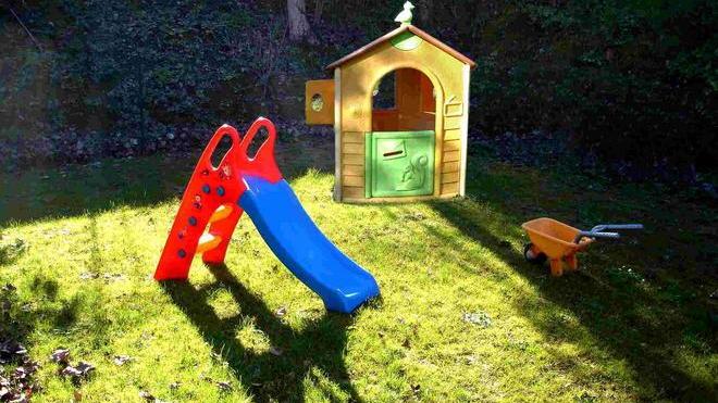Quaranta giochi non a norma rimossi dai giardini delle scuole