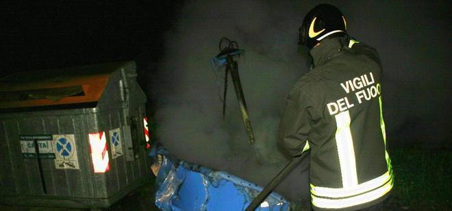 A fuoco cinque cassonetti nella notte 