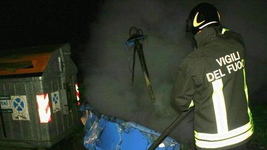 A fuoco cinque cassonetti nella notte