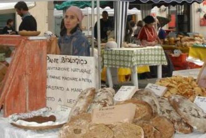 Mercato contadino con tanta musica e giochi per bambini 