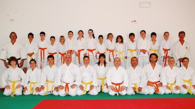 Giovani allievi studiano la disciplina del karate