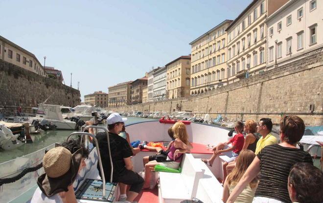 Tour sui Fossi con due attori per riscoprire la storia della città