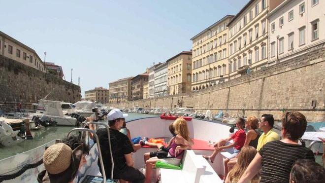 Tour sui Fossi con due attori per riscoprire la storia della città