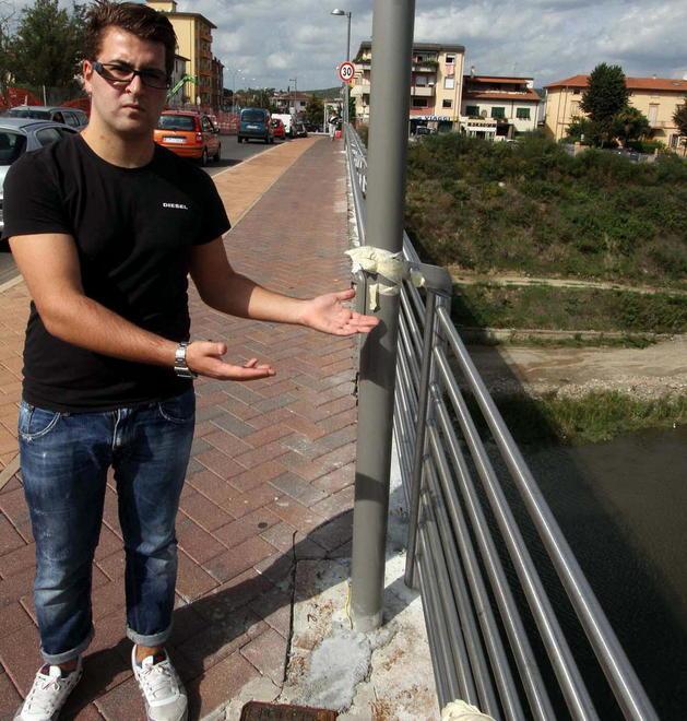 Ringhiera con lo scotch adesivo