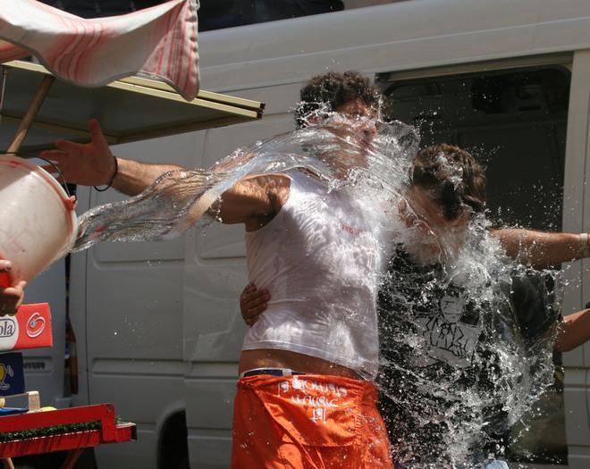 Volume della radio troppo alto, la vicina gli tira una bacinella d’acqua 