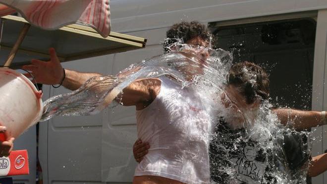 Volume della radio troppo alto, la vicina gli tira una bacinella d’acqua