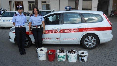 Movida, ambulanti abusivi con la birra nei secchi in piazza dei Cavalieri 