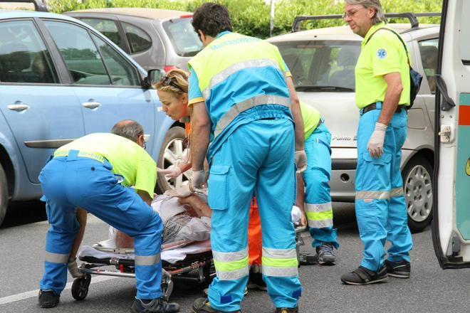 Sbanda e si cappotta con l'automobile a Colle 