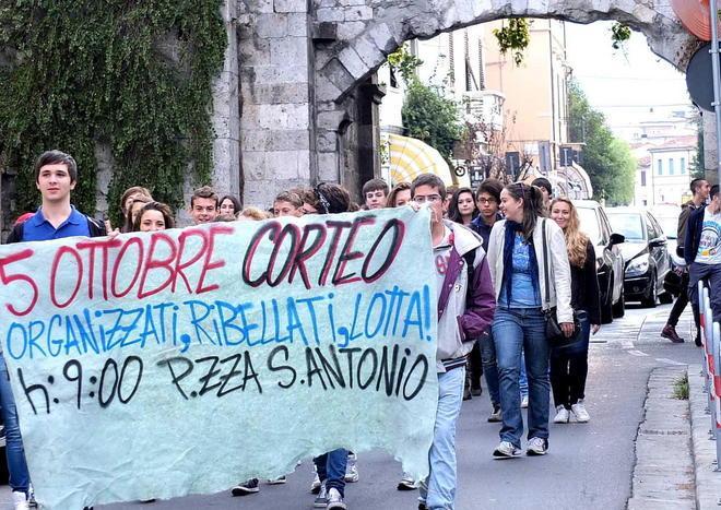 Momenti di tensione tra studenti e polizia