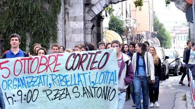 Momenti di tensione tra studenti e polizia
