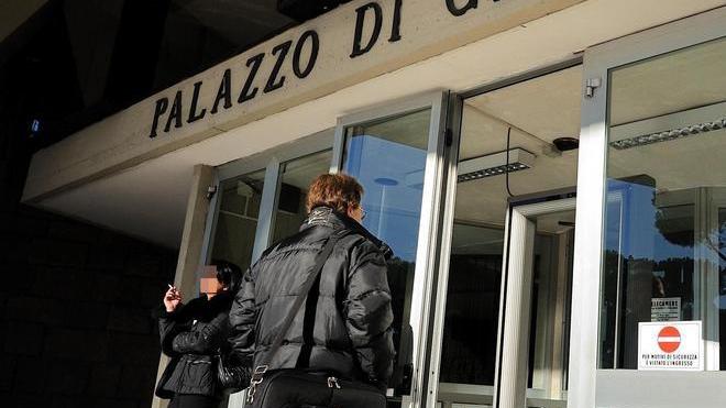 Nei guai per cessione gratuita di una dose di eroina