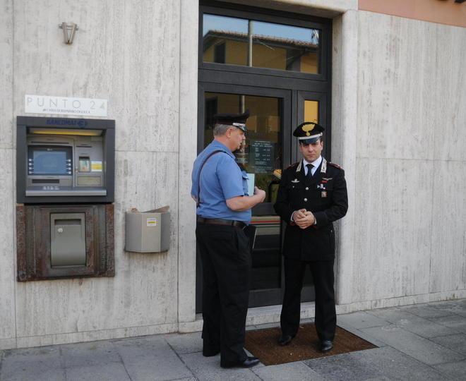 Rapina in banca con il trincetto 