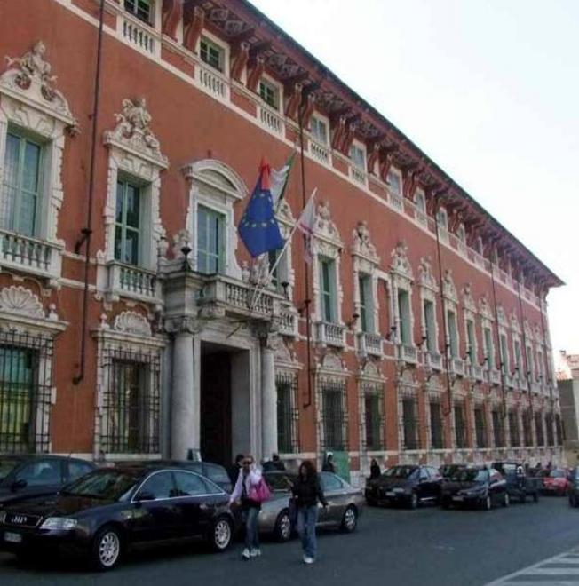 Abbuffate al bar? La Provincia querela Benedetti 